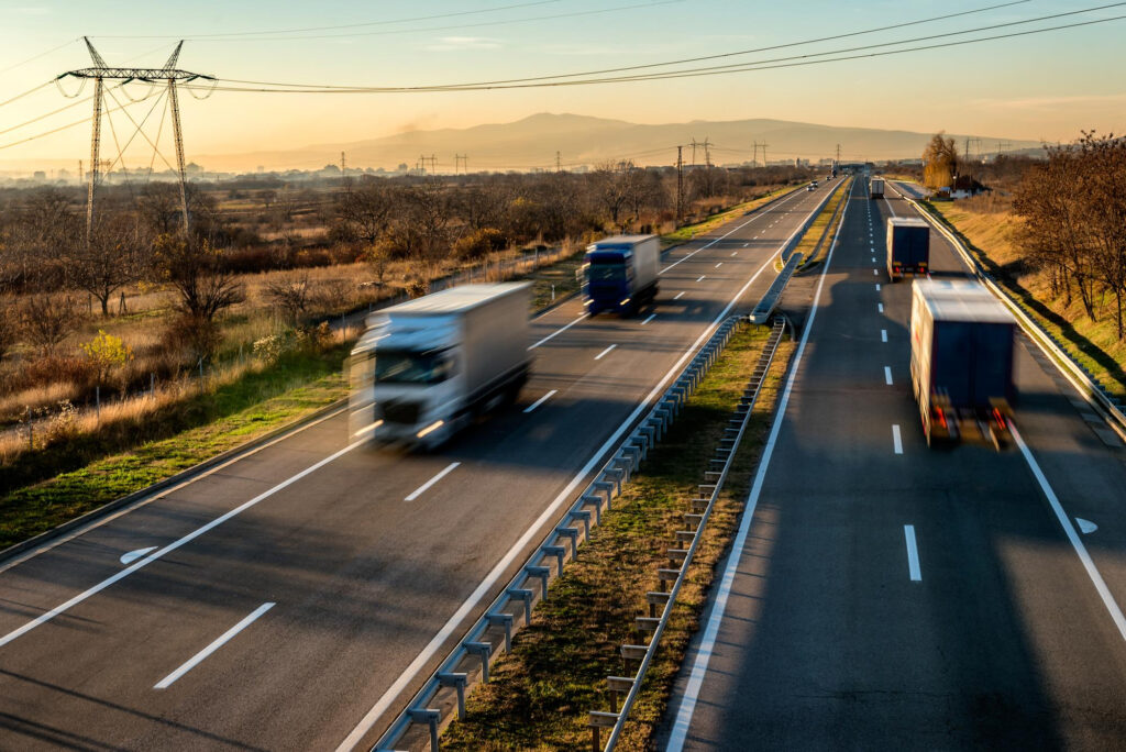 Lastwagen rasen über leere Autobahn.